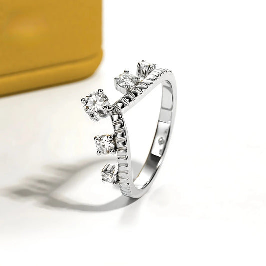 Meia Aliança Rainha da Luz com Cristal de Moissanite