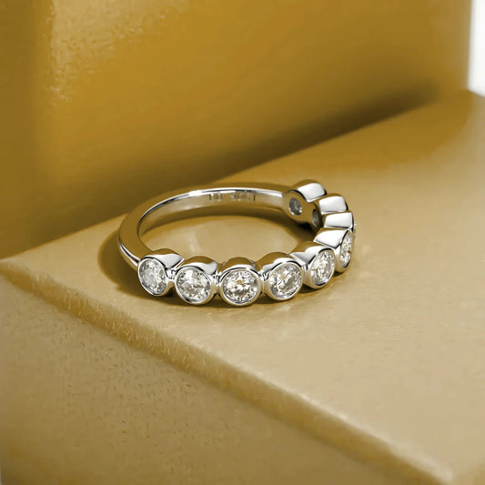 Meia Aliança Aura Resplandecente com Cristal de Moissanite