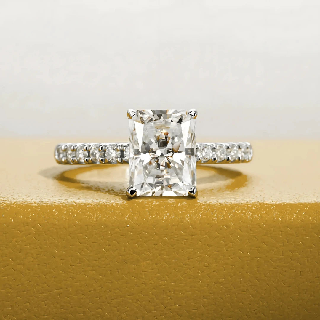 Anel Esmeralda Radiante com Cristal de Moissanite