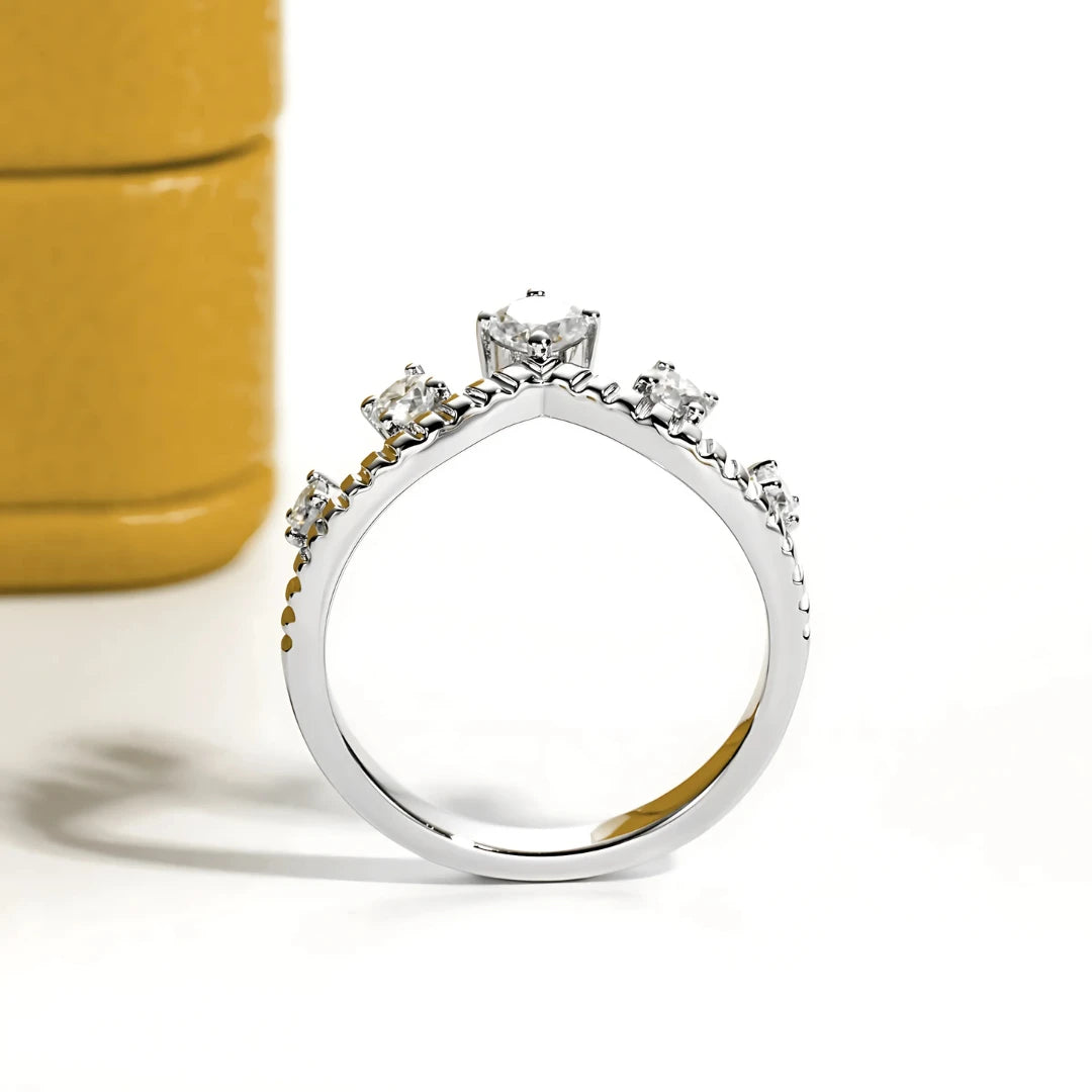 Meia Aliança Rainha da Luz com Cristal de Moissanite