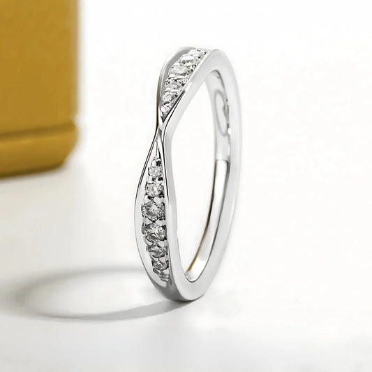 Meia Aliança Distorção da Luz com Cristal de Moissanite
