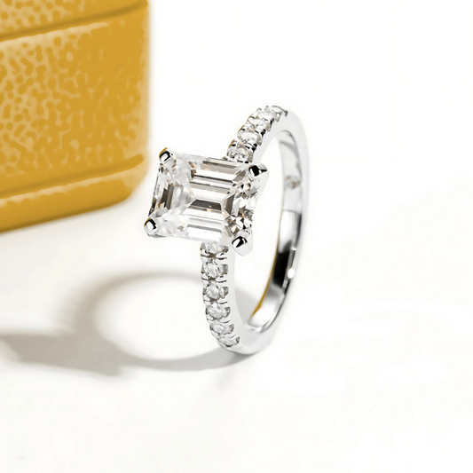 Anel Esmeralda Cósmica em Cristal de Moissanite