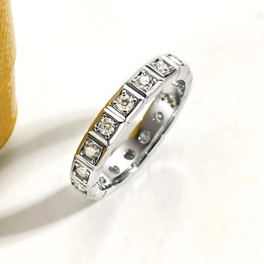 Anel Estrela Perene em Cristal de Moissanite