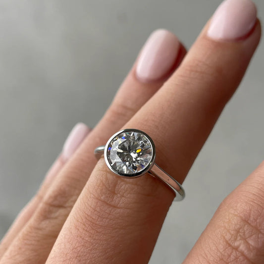 Anel Ponto Mítico com Cristal de Moissanite