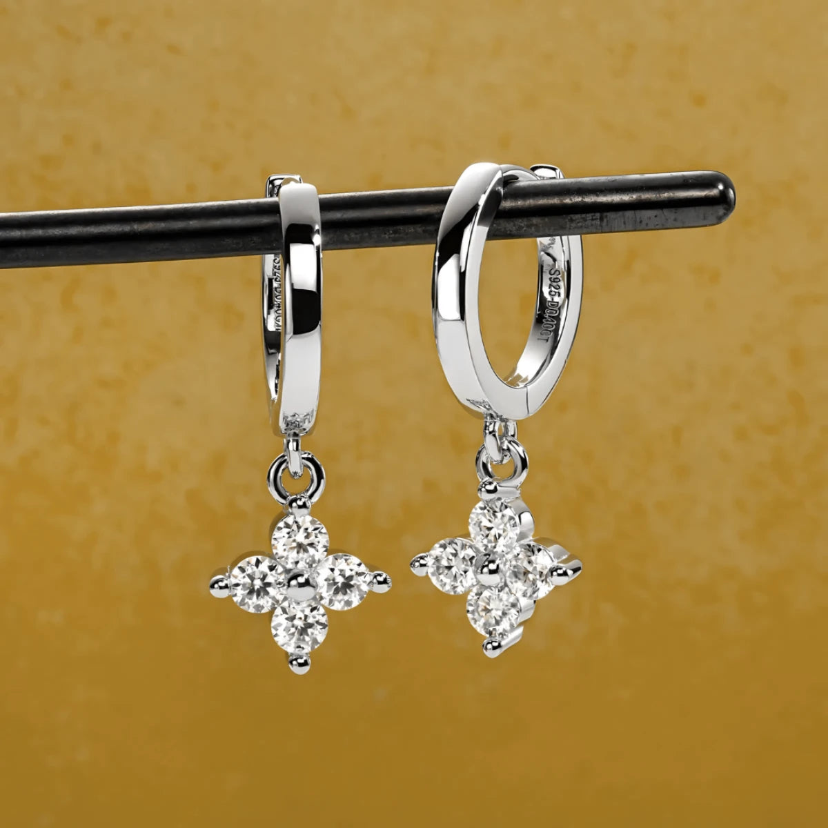 Brinco Brilho do Universo em Cristal de Moissanite