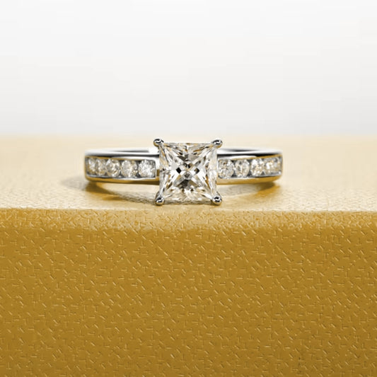 Anel Dama da Luz com Cristal de Moissanite