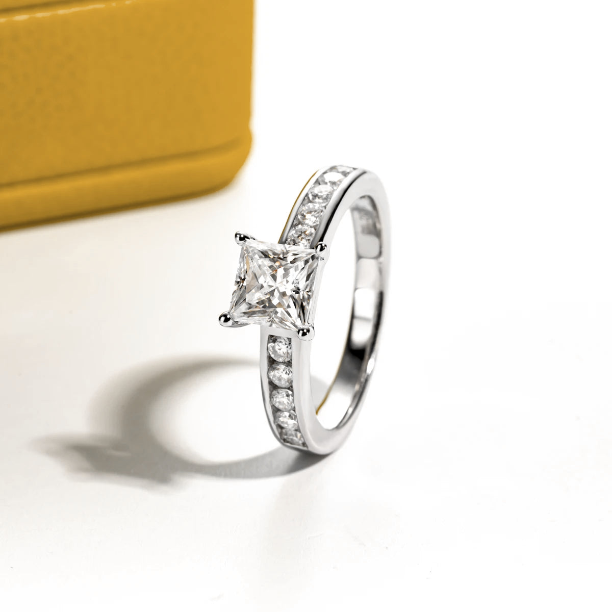 Anel Dama da Luz com Cristal de Moissanite