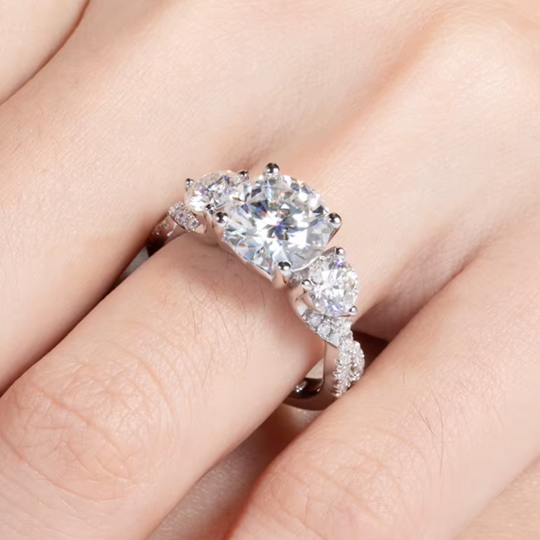 Anel Tríade da Luz com Cristal de Moissanite