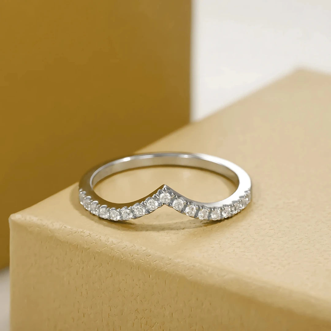 Meia Aliança Toque de Seda com Cristal de Moissanite