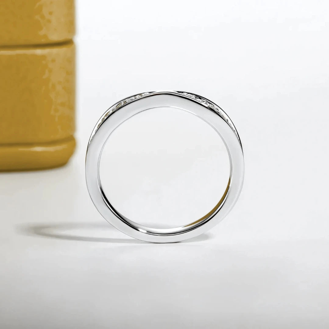 Meia Aliança Distorção da Luz com Cristal de Moissanite