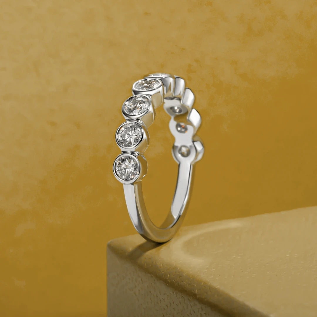 Meia Aliança Aura Resplandecente com Cristal de Moissanite