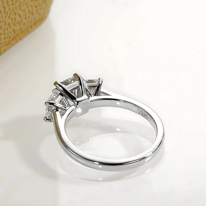 Anel Facetas do Destino com Cristal de Moissanite