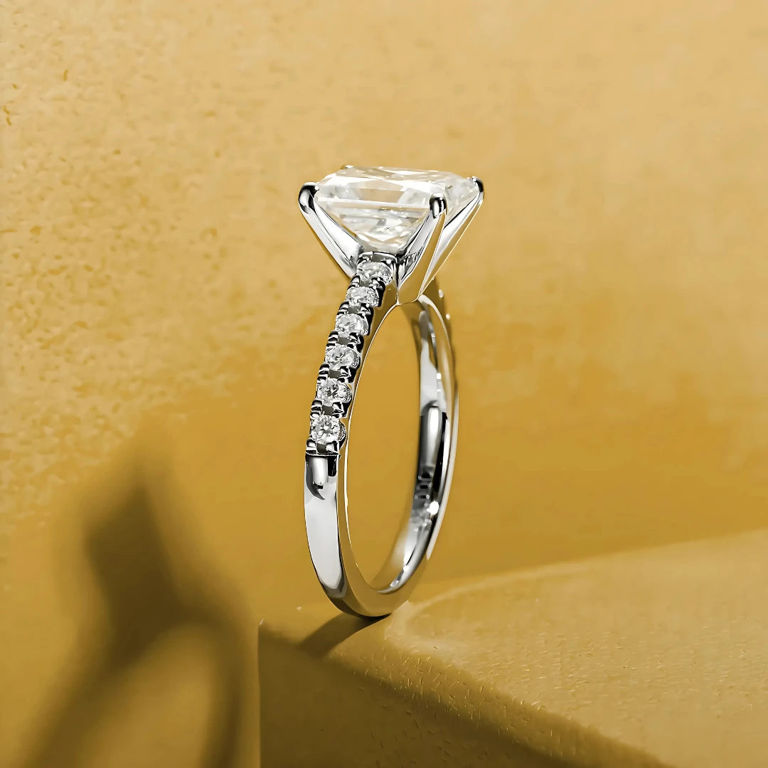 Anel Esmeralda Radiante com Cristal de Moissanite
