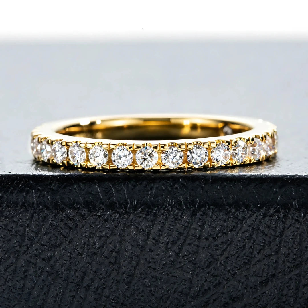 Meia Aliança Linha do Destino em Moissanite