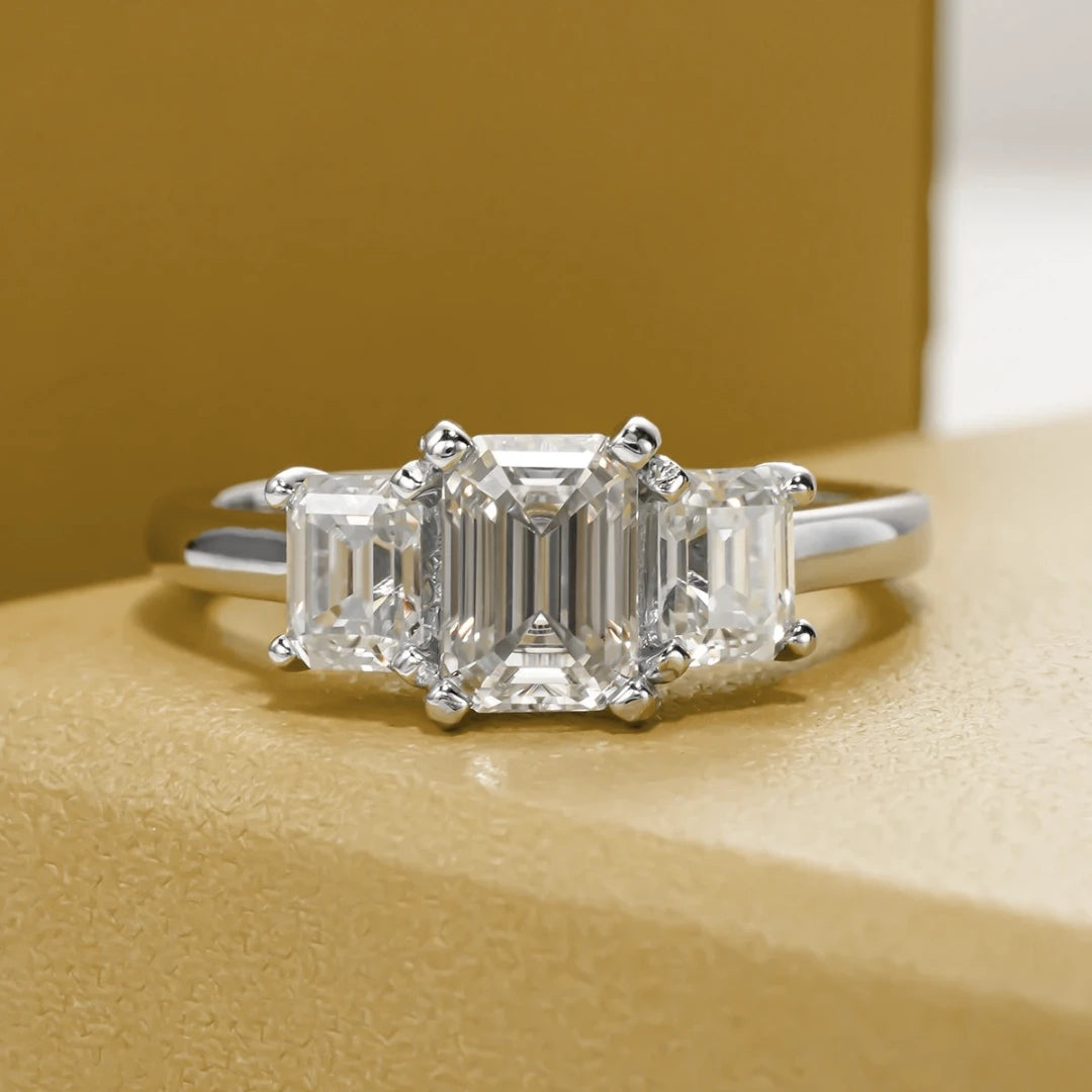 Anel Facetas do Destino com Cristal de Moissanite