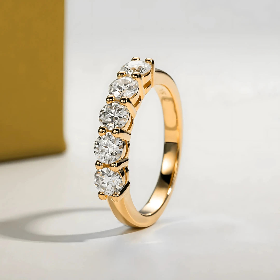 Meia Aliança Crepúsculo Radiante em Cristal de Moissanite