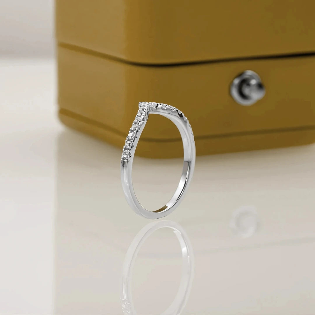 Meia Aliança Toque de Seda com Cristal de Moissanite