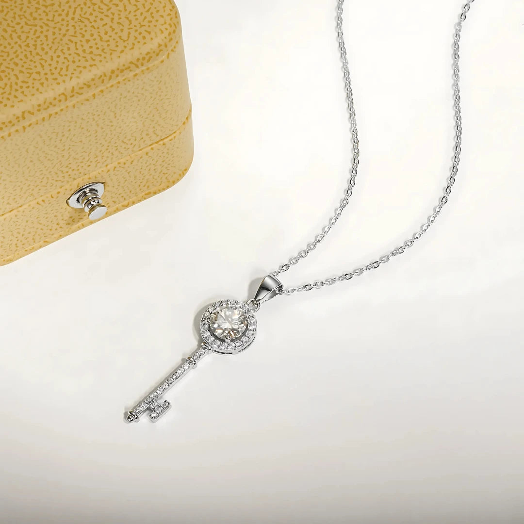 Colar Chave do Encanto em Cristal de Moissanite