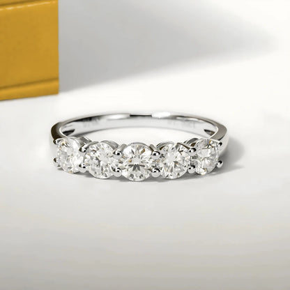 Meia Aliança Amanhecer Radiante em Cristal de  Moissanite