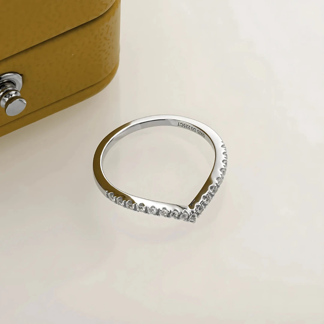 Meia Aliança Toque de Seda com Cristal de Moissanite