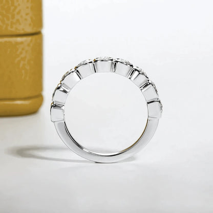 Meia Aliança Aura Resplandecente com Cristal de Moissanite