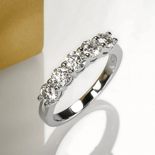 Meia Aliança Amanhecer Radiante em Cristal de  Moissanite