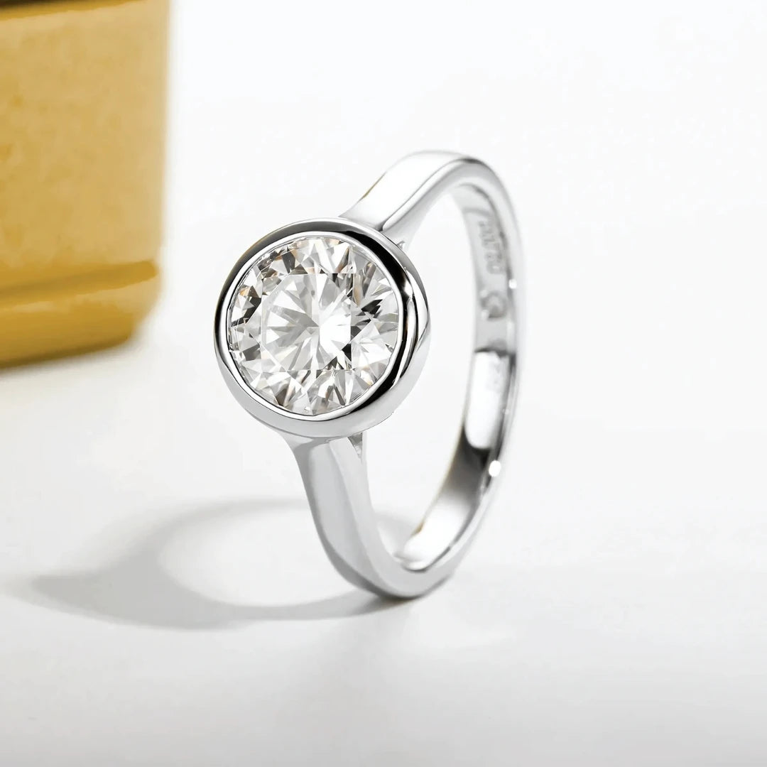 Anel Ponto Mítico com Cristal de Moissanite