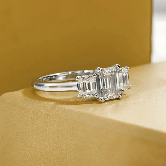 Anel Facetas do Destino com Cristal de Moissanite