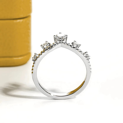 Meia Aliança Rainha da Luz com Cristal de Moissanite