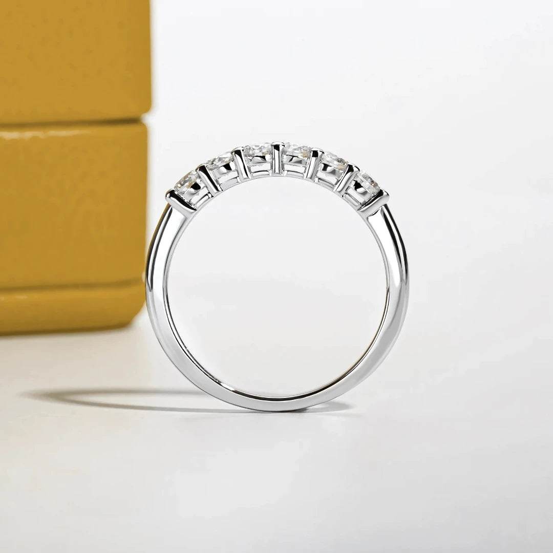 Meia Aliança Luminar Eterno em Cristal de Moissanite