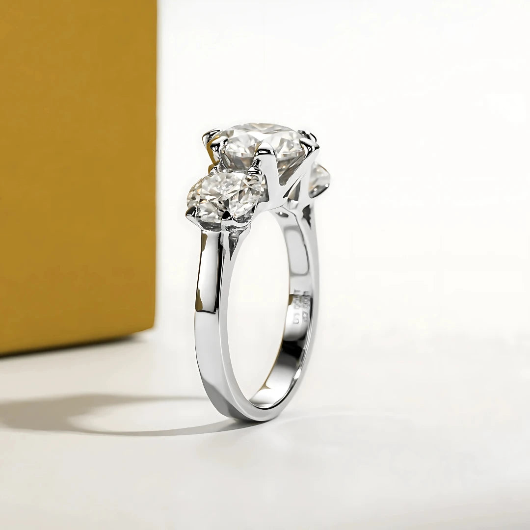 Anel Tríade Luminar em Cristal de Moissanite