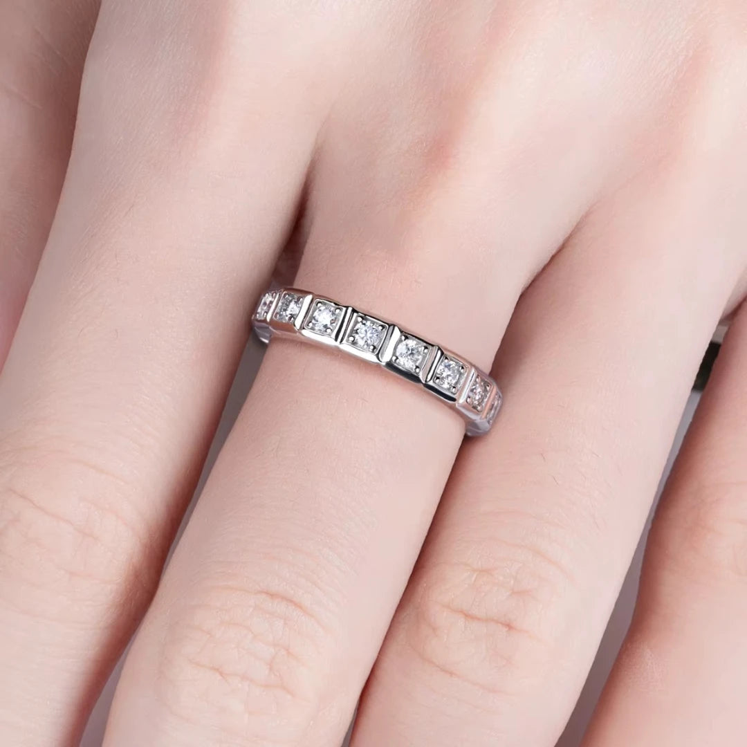 Anel Estrela Perene em Cristal de Moissanite