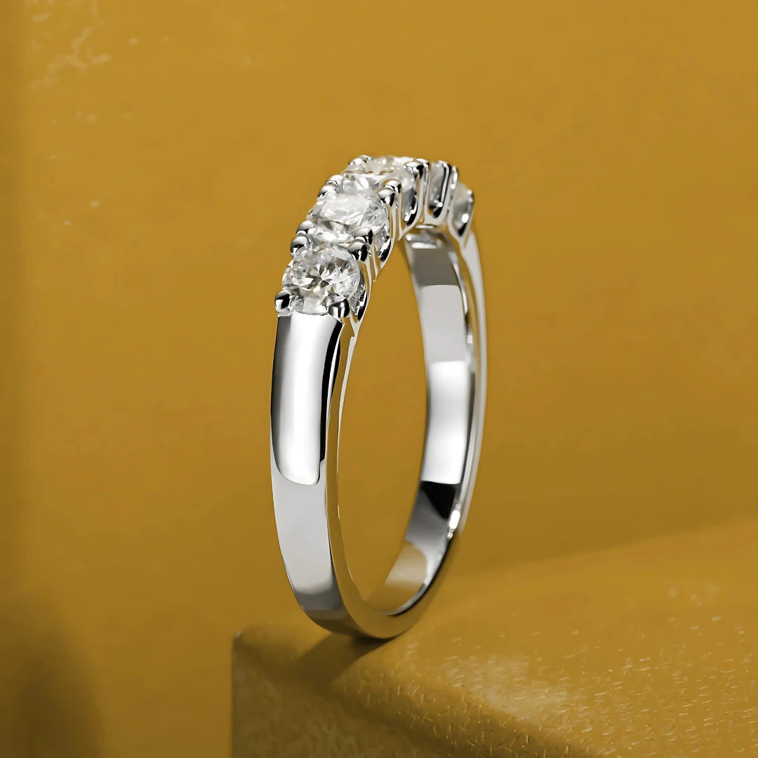 Meia Aliança Luminar Eterno em Cristal de Moissanite