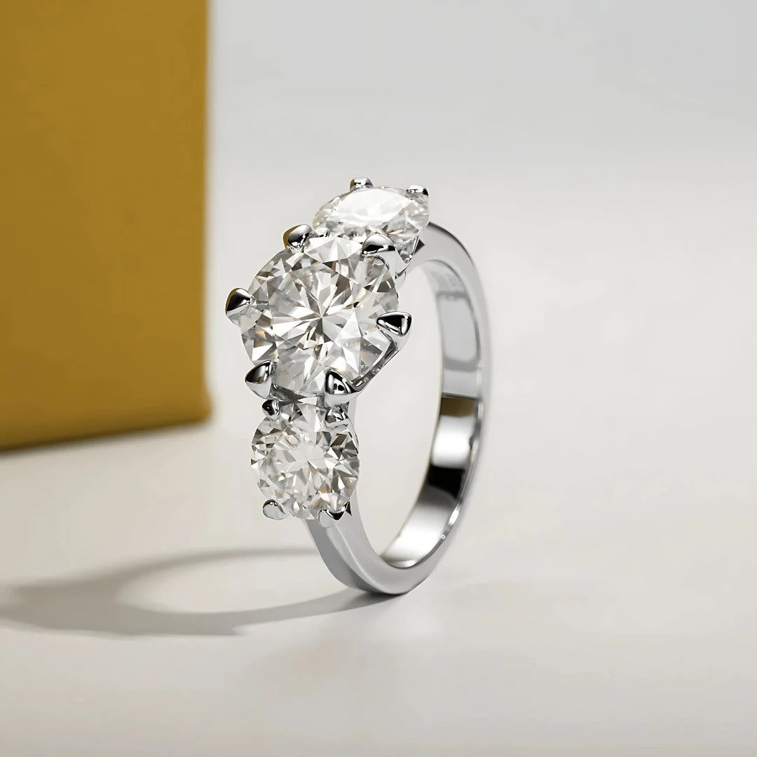 Anel Tríade Luminar em Cristal de Moissanite