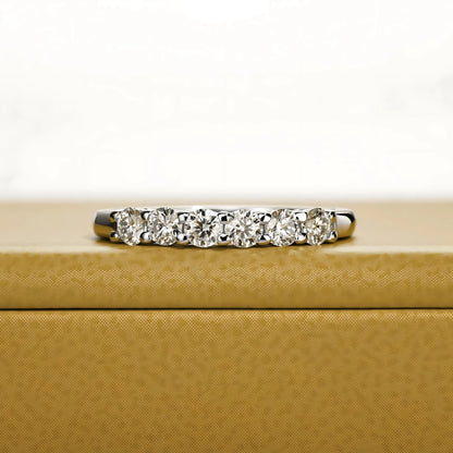 Meia Aliança Luminar Eterno em Cristal de Moissanite