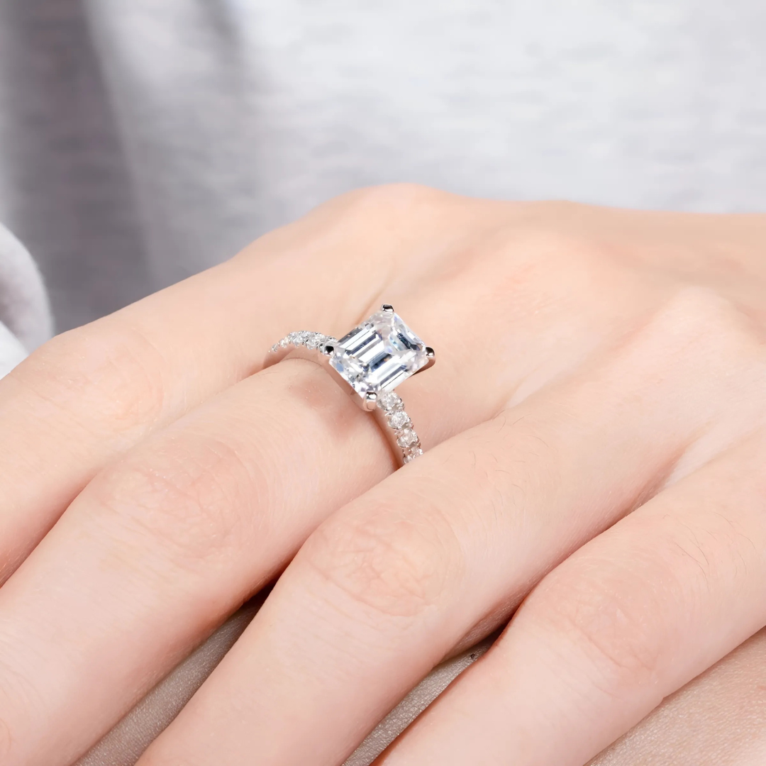 Anel Esmeralda Cósmica em Cristal de  Moissanite