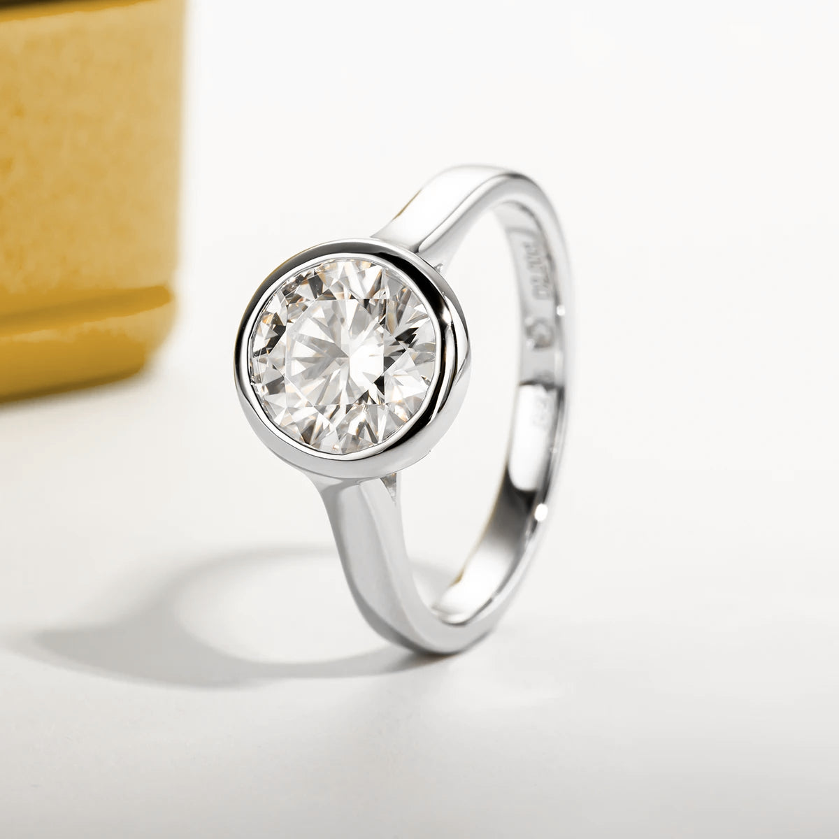 Anel Ponto Mítico com Cristal de Moissanite