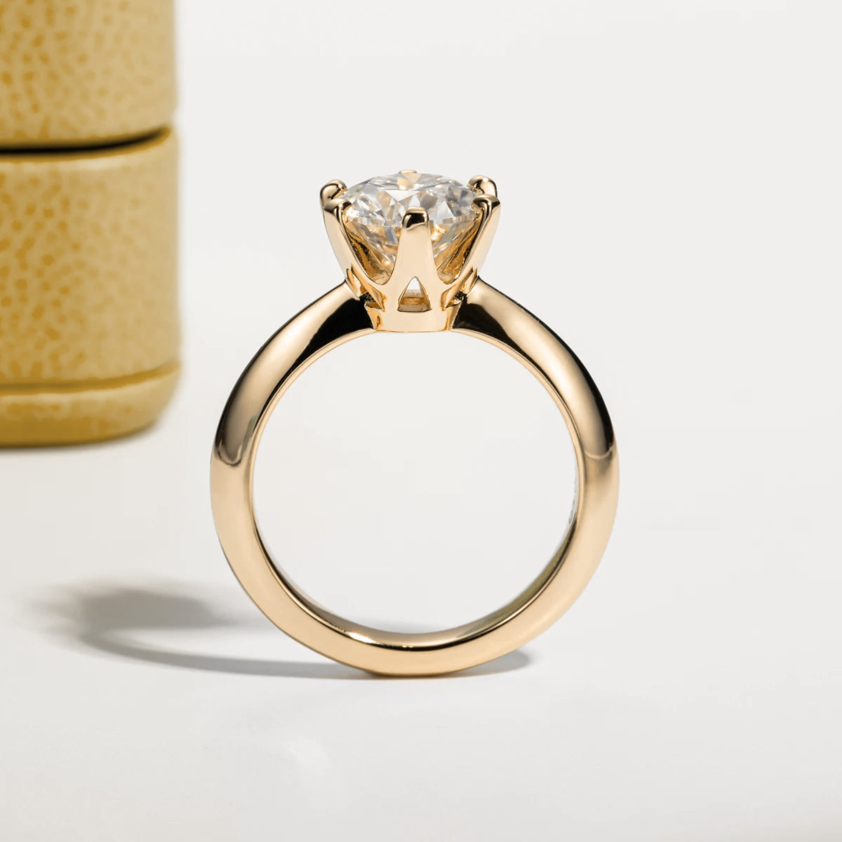 Anel Luz do Alvorecer Dourado com Cristal de Moissanite