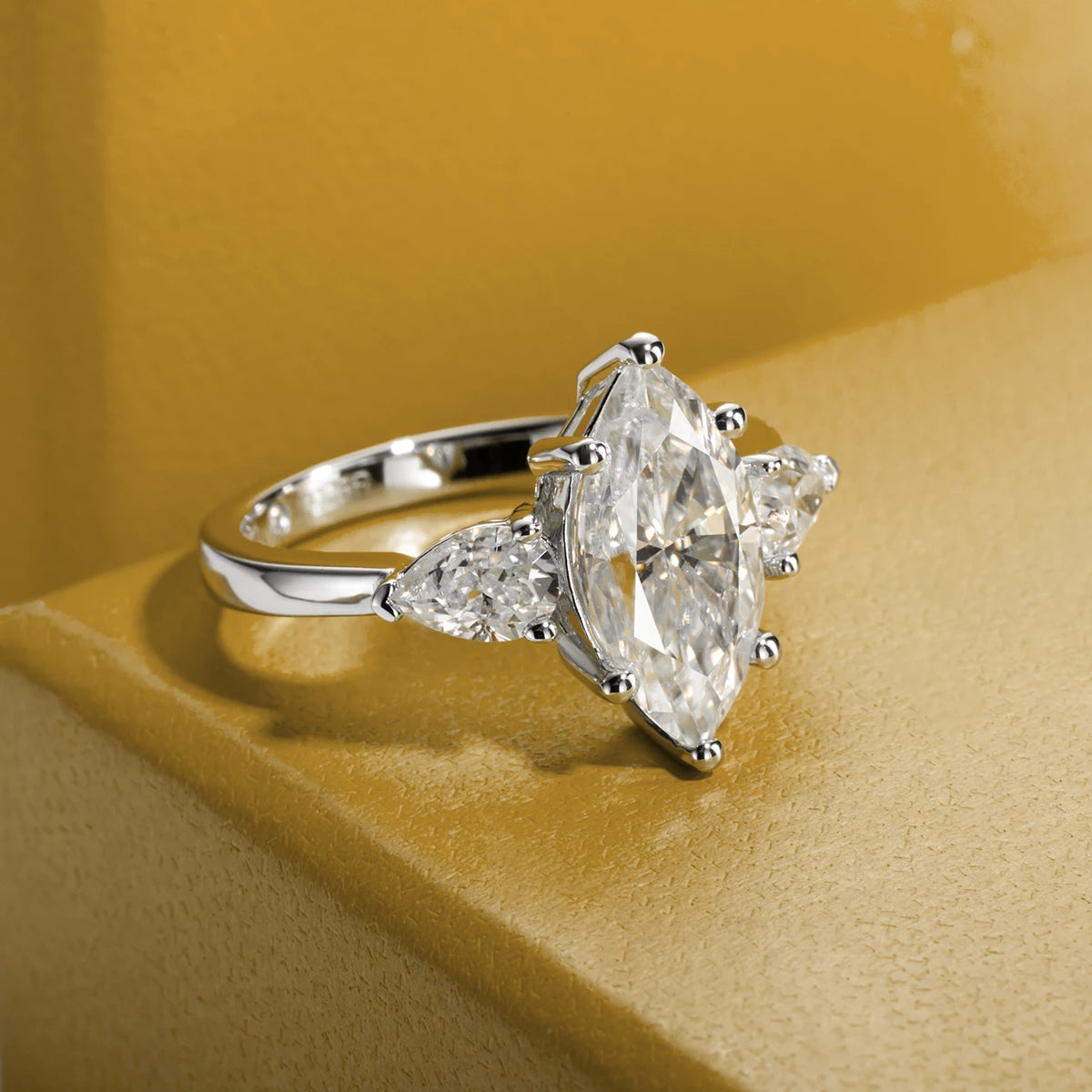 Anel Princípio da Luz com Cristal de Moissanite