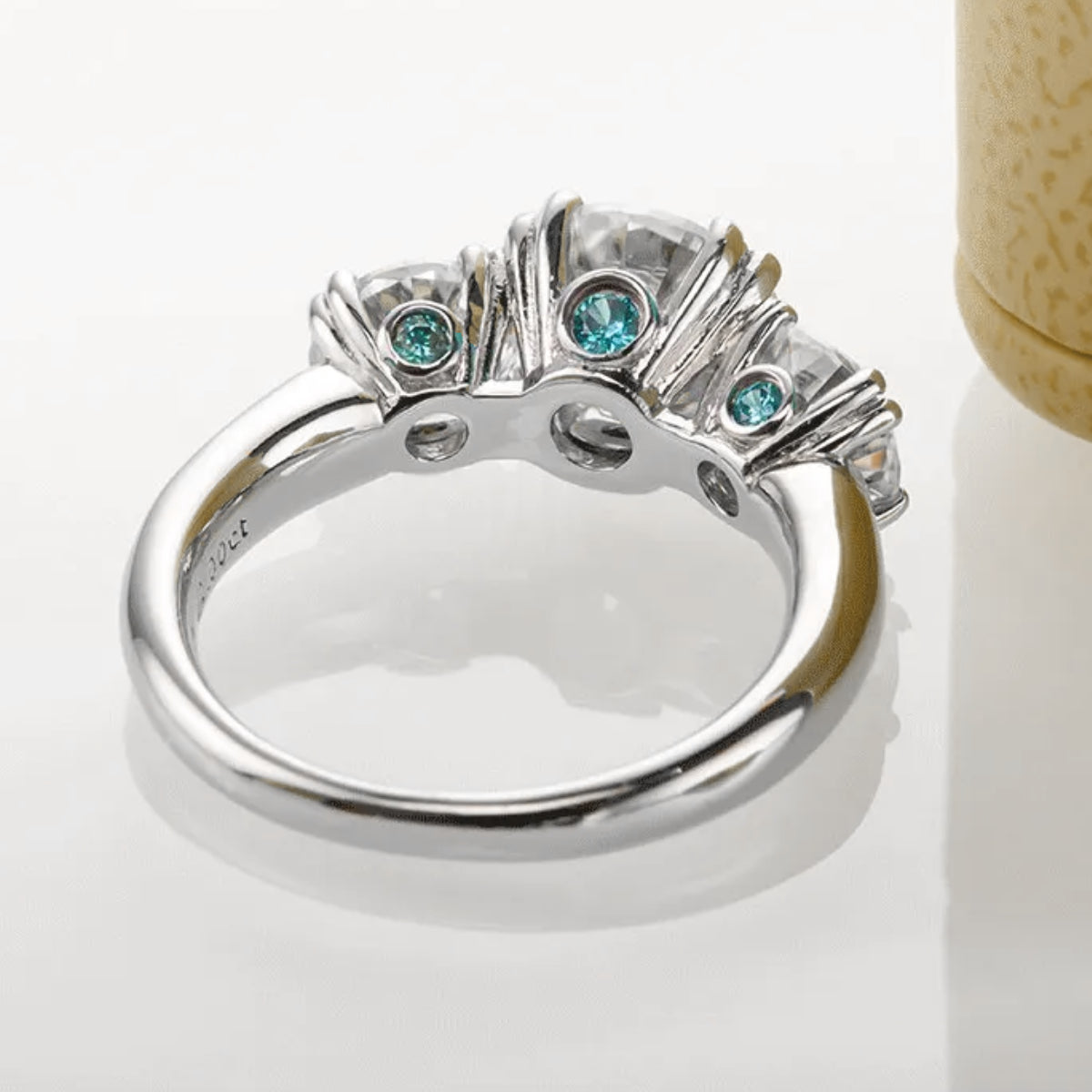 Anel 3 Divindades da Luz com Cristal de Moissanite