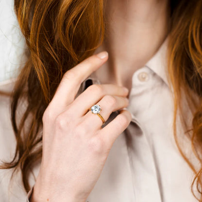 Anel Luz do Alvorecer Dourado com Cristal de Moissanite