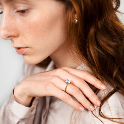 Anel Luz do Alvorecer Dourado com Cristal de Moissanite