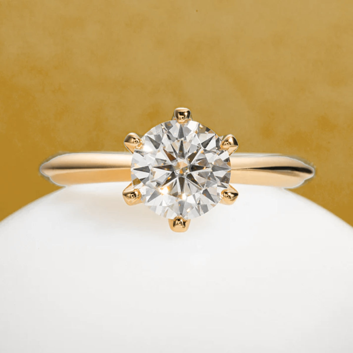 Anel Luz do Alvorecer Dourado com Cristal de Moissanite