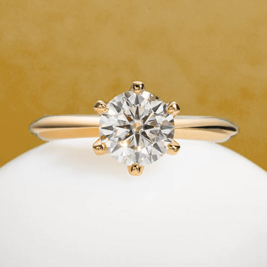 Anel Luz do Alvorecer Dourado com Cristal de Moissanite