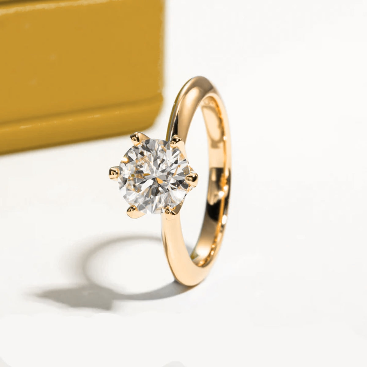 Anel Luz do Alvorecer Dourado com Cristal de Moissanite