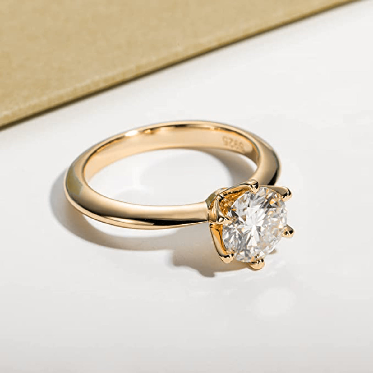Anel Luz do Alvorecer Dourado com Cristal de Moissanite