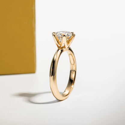 Anel Luz do Alvorecer Dourado com Cristal de Moissanite
