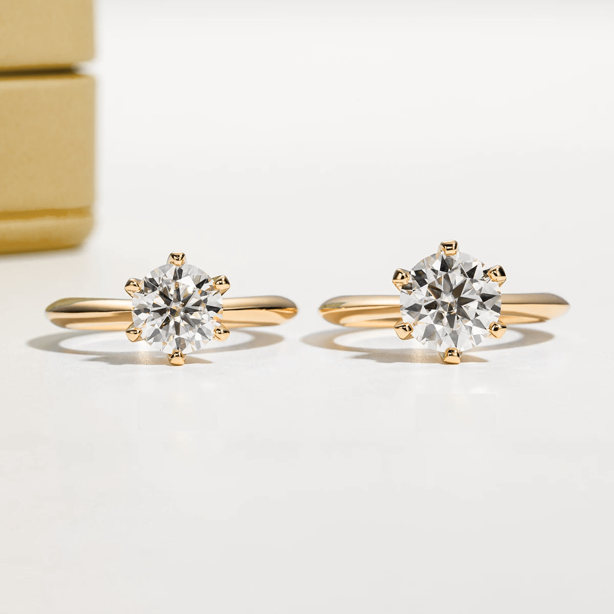 Anel Luz do Alvorecer Dourado com Cristal de Moissanite