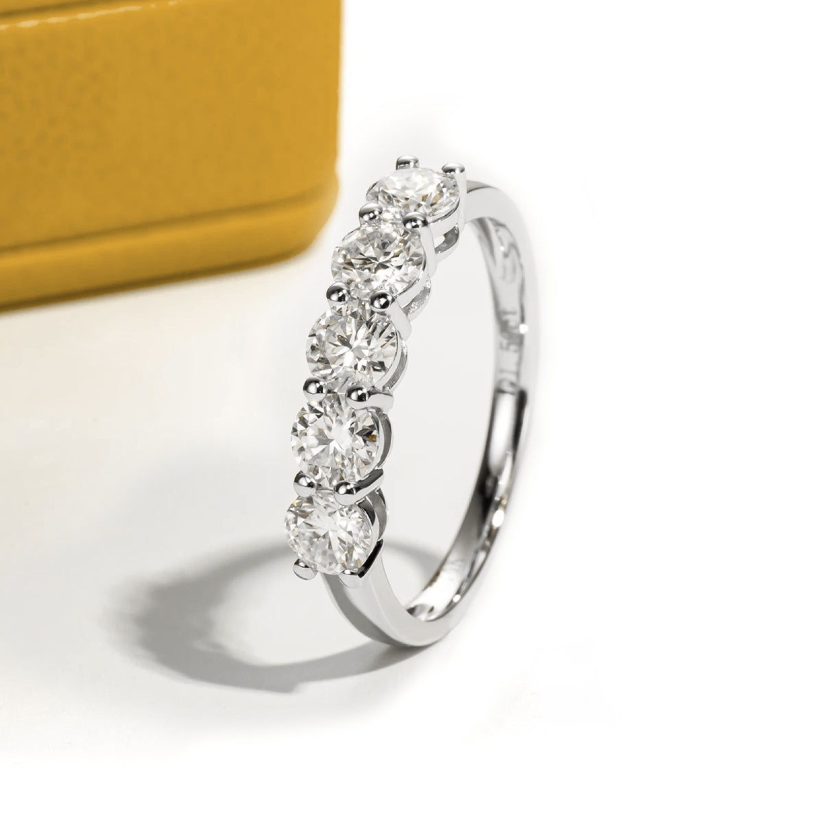 Meia Aliança Amanhecer Radiante em Cristal de  Moissanite